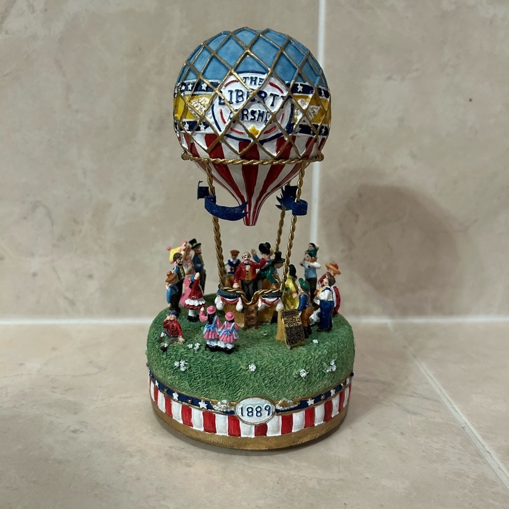 Vintage 1998 Liberty Falls "The Liberty Airship" Musical Music Box (Model AH555)